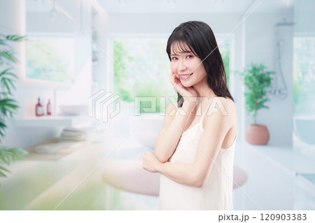 家でスキンケアをする若い女性 120903383