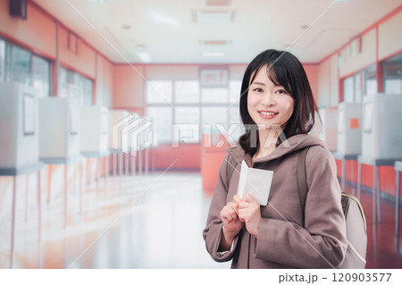 投票所で選挙の投票をする女性の有権者 投票所で選挙の投票をする女性の有権者 120903577
