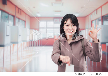 投票所で選挙の投票をする女性の有権者 投票所で選挙の投票をする女性の有権者 120903592