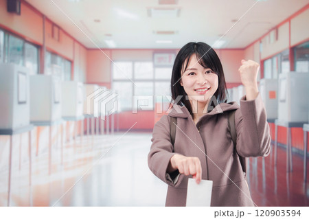 投票所で選挙の投票をする女性の有権者 120903594