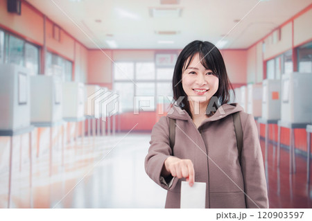 投票所で選挙の投票をする女性の有権者 120903597