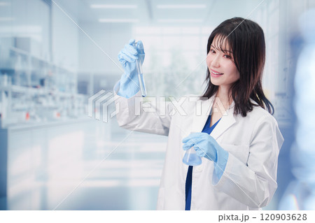 実験室で研究をする女性の研究者 120903628
