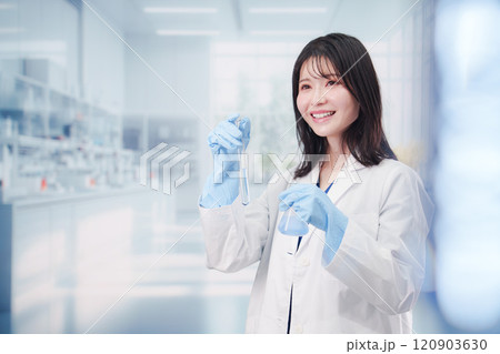 実験室で研究をする女性の研究者 実験室で研究をする女性の研究者 120903630