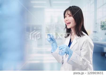 実験室で研究をする女性の研究者 120903631