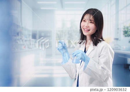 実験室で研究をする女性の研究者 実験室で研究をする女性の研究者 120903632