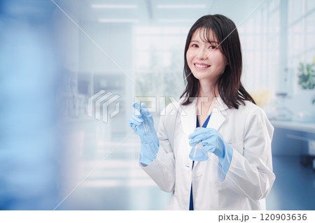 実験室で研究をする女性の研究者 実験室で研究をする女性の研究者 120903636