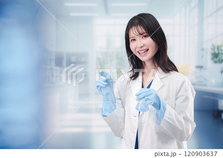 実験室で研究をする女性の研究者 実験室で研究をする女性の研究者 120903637