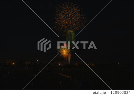 常滑焼まつり協賛花火大会の夜空に咲く花火の風景(愛知県) 常滑焼まつり協賛花火大会の夜空に咲く花火の風景(愛知県) 120903824