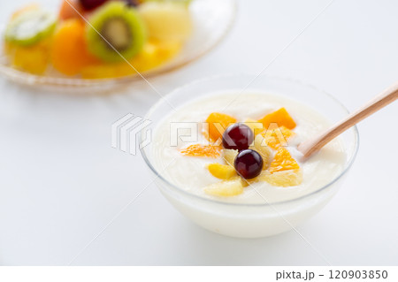 フルーツヨーグルトとカットフルーツ 120903850