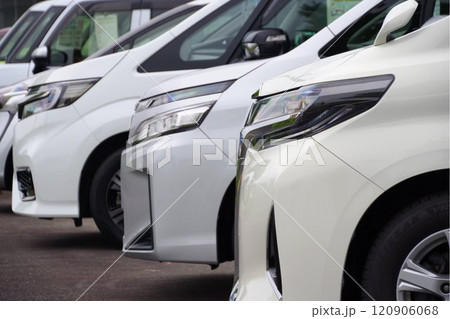 中古車イメージ　販売店に並ぶミニバン 120906068