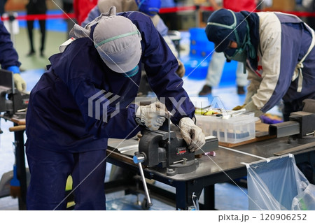 鑢掛けをする技能実習生 やすり バリ取り 鑢掛けをする技能実習生 やすり バリ取り 120906252