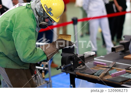 鑢掛けをする職人 やすり バリ取り 鑢掛けをする職人 やすり バリ取り 120906273