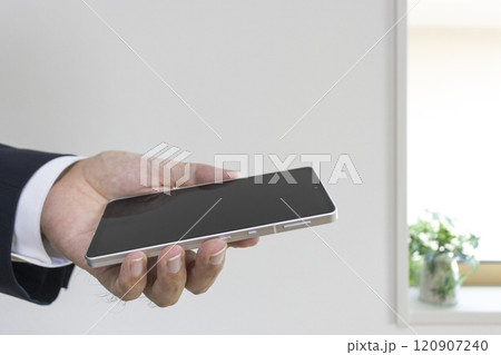 スーツを着てスマートフォンを持つ男の手(30代、日本人) スーツを着てスマートフォンを持つ男の手(30代、日本人) 120907240