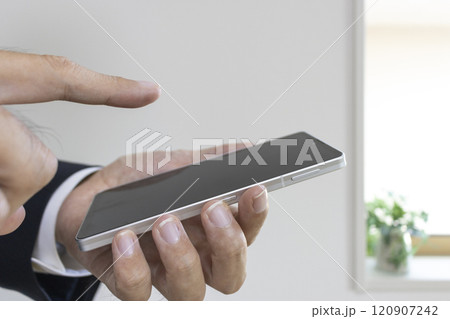 スーツを着てスマートフォンを持つ男の手（30代、日本人） 120907242
