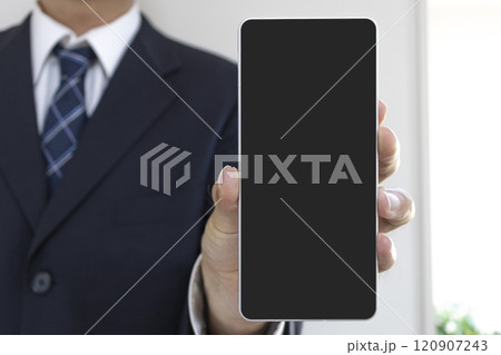 スーツを着てスマートフォンを持つ男の手（30代、日本人） 120907243