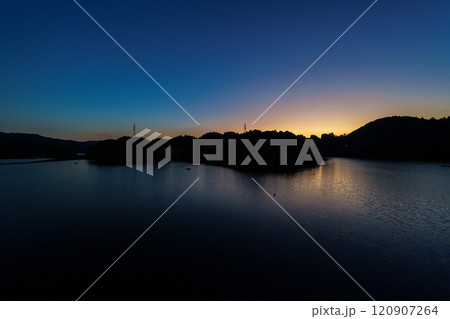 2024年冬奈良布目ダム南側ダム湖の夕空　日没からブルーアワーまで　美しい空と湖面のリフレクション➂ 120907264