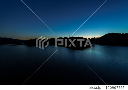 2024年冬奈良布目ダム南側ダム湖の夕空　日没からブルーアワーまで　美しい空と湖面のリフレクション④ 120907265