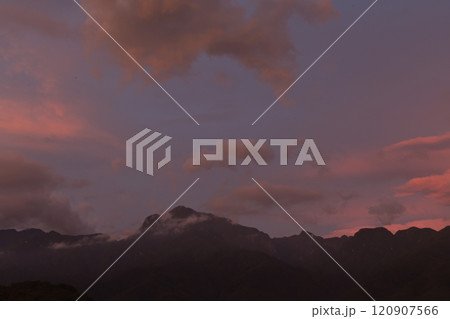 北杜市白州町、朝焼けの時、朝焼け雲 120907566