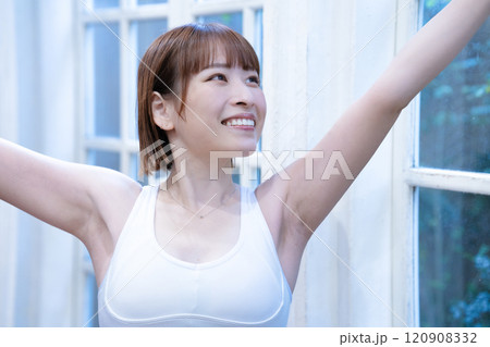 朝ヨガをする若い女性 120908332