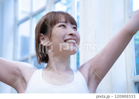 朝ヨガをする若い女性 120908333