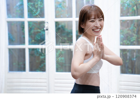 ヨガをする若い女性 ヨガをする若い女性 120908374