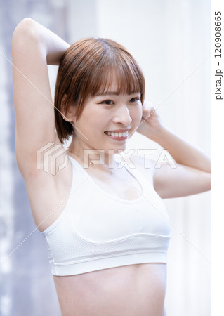 ストレッチをする若い女性 120908665