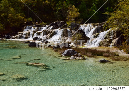 雲南省 玉龍雪山の麓に広がる藍月谷 120908872