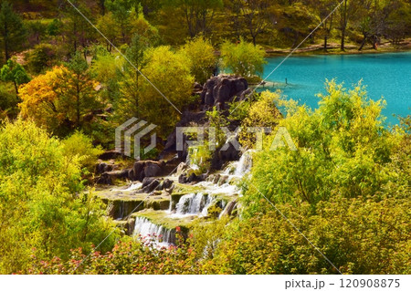 雲南省 玉龍雪山の麓に広がる藍月谷 120908875