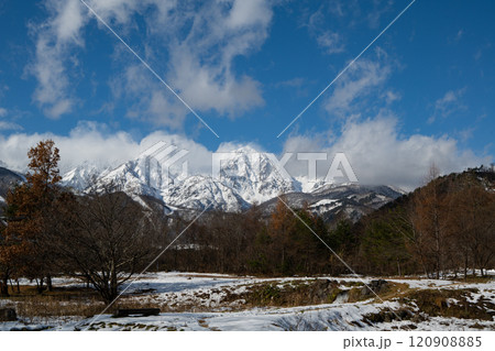 晴天の空と雪の北アルプス 長野県白馬村 晴天の空と雪の北アルプス 長野県白馬村 120908885