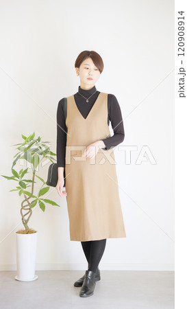 女性秋服冬服のファッションコーディネート全身(縦向き) 女性秋服冬服のファッションコーディネート全身(縦向き) 120908914