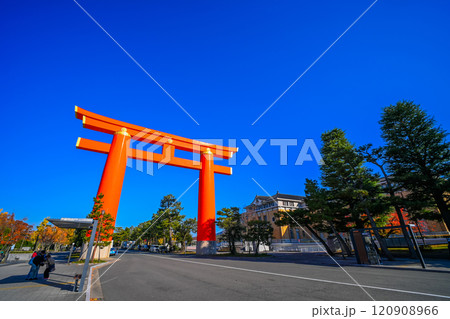 青空と平安神宮大鳥居 京都府 120908966