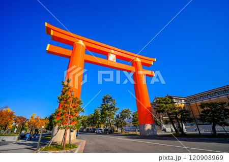 青空と平安神宮大鳥居 京都府 120908969