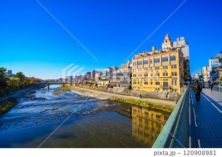 鴨川と街並み 京都府京都市 鴨川と街並み 京都府京都市 120908981