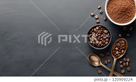 完璧に焙煎されたコーヒー豆と挽きたてのコーヒー 120909224