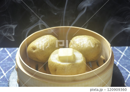 湯気が立ち昇る蒸籠でじゃがバター調理する 湯気が立ち昇る蒸籠でじゃがバター調理する 120909360