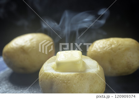 湯気が立ち昇るじゃがバター 湯気が立ち昇るじゃがバター 120909374
