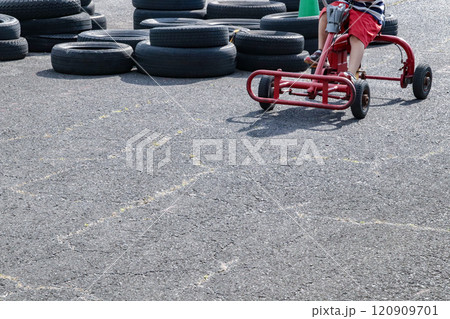 おもしろ自転車に乗る子供（7歳児／男の子） 120909701