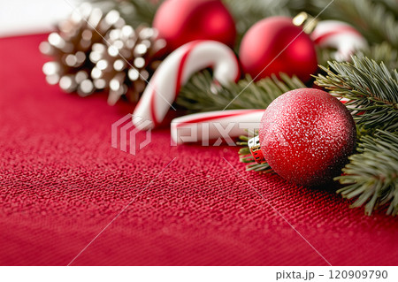 クリスマスをテーマにした鮮やかなアレンジメント クリスマスをテーマにした鮮やかなアレンジメント 120909790