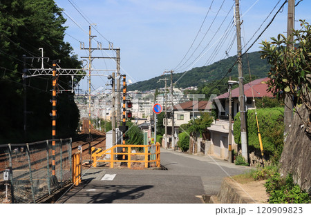 芦屋市　岩園町の阪急踏切 120909823