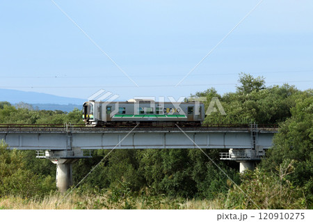 夏の十勝地方を駆ける根室本線普通列車 JR北海道一般形気動車 H100 DECMO 夏の十勝地方を駆ける根室本線普通列車 JR北海道一般形気動車 H100 DECMO 120910275