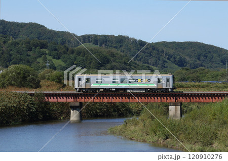 夏景色を駆ける根室本線普通列車 JR北海道一般形気動車 H100 DECMO 夏景色を駆ける根室本線普通列車 JR北海道一般形気動車 H100 DECMO 120910276