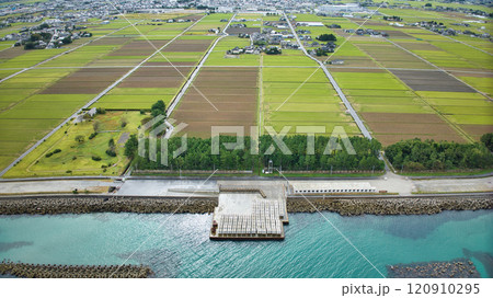 秋の富山湾沿岸 洋上風力発電風車周辺の離岸堤や防波堤 秋の富山湾沿岸 洋上風力発電風車周辺の離岸堤や防波堤 120910295