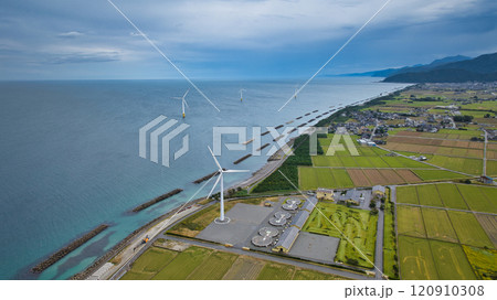 秋の富山湾沿岸 洋上風力発電風車周辺の離岸堤や防波堤 秋の富山湾沿岸 洋上風力発電風車周辺の離岸堤や防波堤 120910308