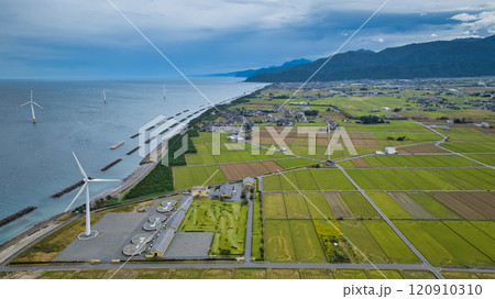 秋の富山湾沿岸　洋上風力発電風車周辺の離岸堤や防波堤 120910310