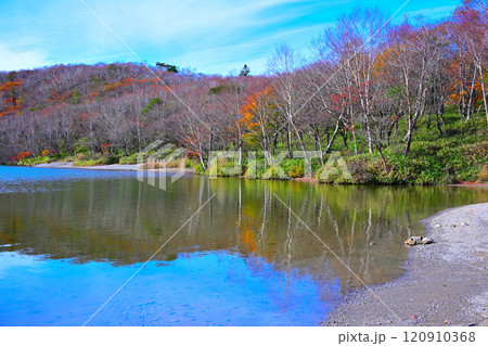 紅葉の進む赤城小沼湖畔 晩秋の風景 紅葉の進む赤城小沼湖畔 晩秋の風景 120910368