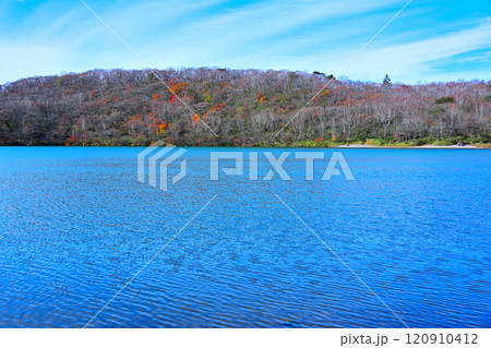 静かなな赤城小沼　晩秋の紅葉風景　　 120910412