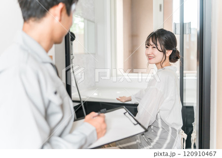 バスルーム・お風呂・浴槽・浴室の点検をお願いする主婦の女性 120910467