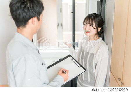 バスルーム・お風呂・浴槽・浴室の点検をお願いする主婦の女性 バスルーム・お風呂・浴槽・浴室の点検をお願いする主婦の女性 120910469
