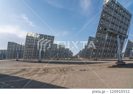 溶融塩タワー型太陽熱発電所 溶融塩タワー型太陽熱発電所 120910552