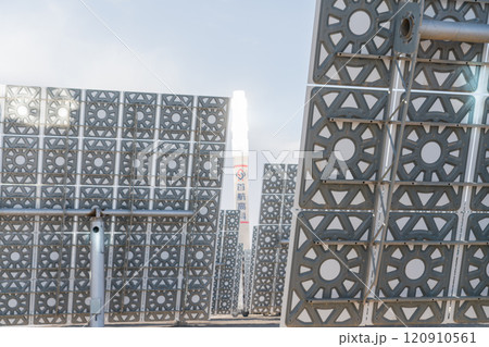 溶融塩タワー型太陽熱発電所 溶融塩タワー型太陽熱発電所 120910561